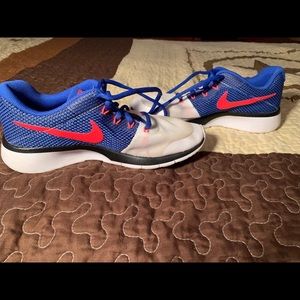 Nike tanjan youth shoes blue and white.